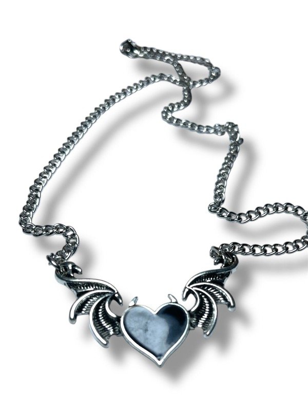 Producto - Collar corazón negro alado