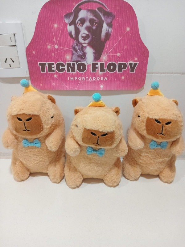 Producto - Peluche Capibara bromista con gorro happy 8"