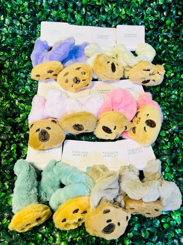 Producto - colitas scrunchie de peluche capibara