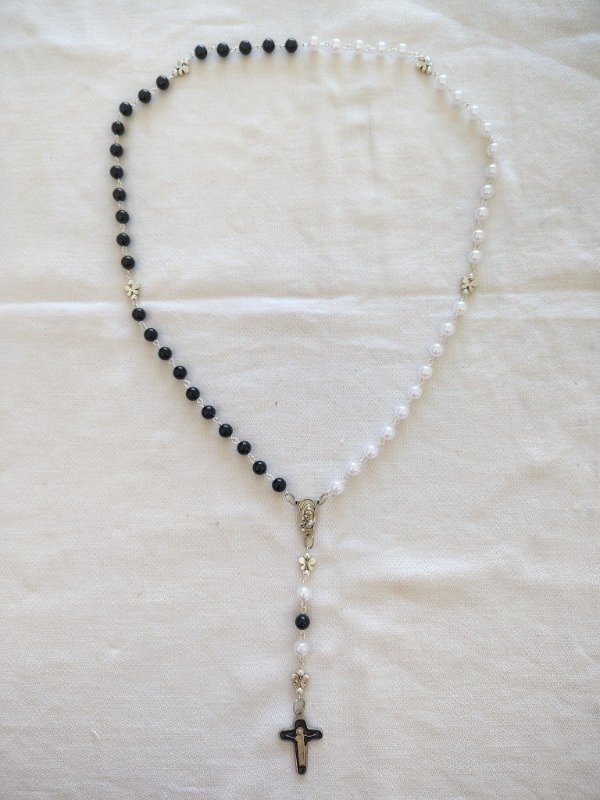 Producto - Rosario combinado blanco y negro