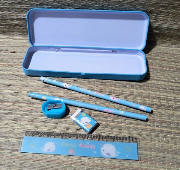 Producto - Cartuchera metálica con útiles