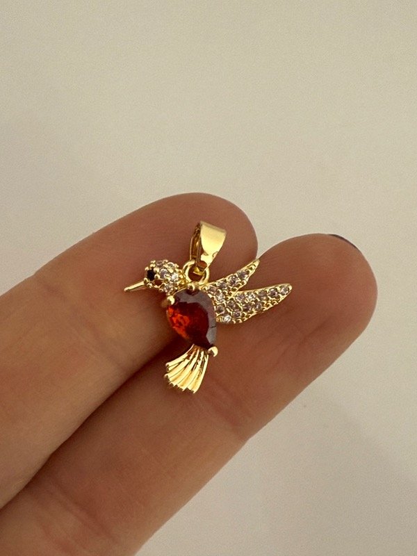 Producto - DD75 Dije colibrí cubik rojo y micropave acero dorado 1 cm