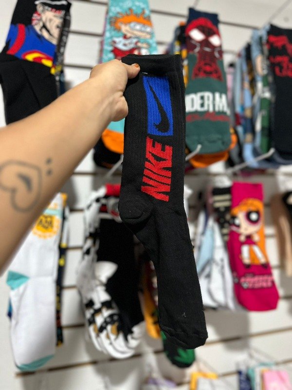 Producto - Nike Negro/Rojo MD