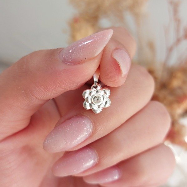 Producto - Dije flor con centro de cubics