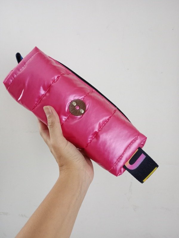 Producto - Cartuchera/neceser pufer fucsia metalizada /love STOCK