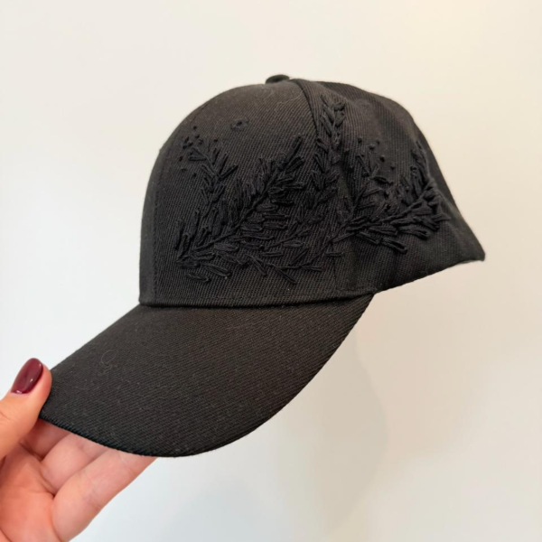 Producto - Gorra bordada a mano negra.