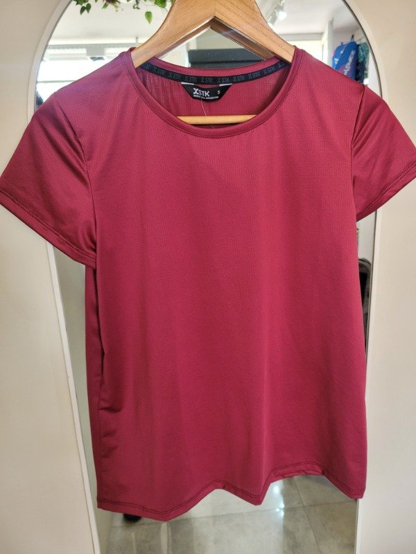 Producto - Remera Kyro Cereza - Microtexturizada