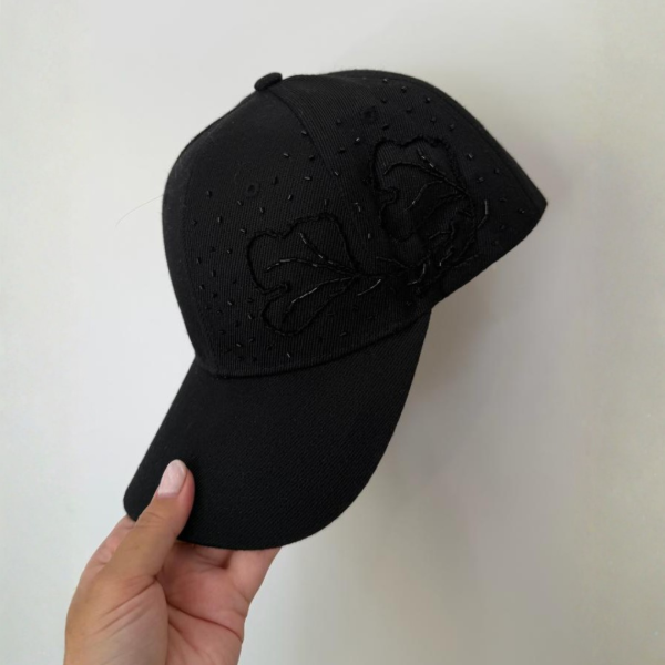 Producto - Gorra bordada a mano con hilo y pedrería negra