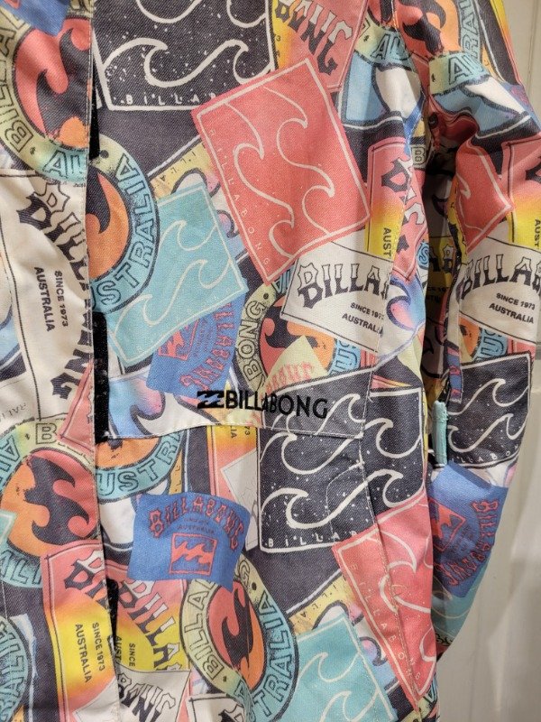 Producto - Campera de ski BILLABONG estampada graffitis colores- Talle S/M- PRECIO: 334x - 1