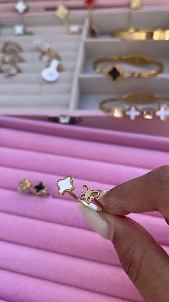 Producto - Anillo trebol blanco y mariposa