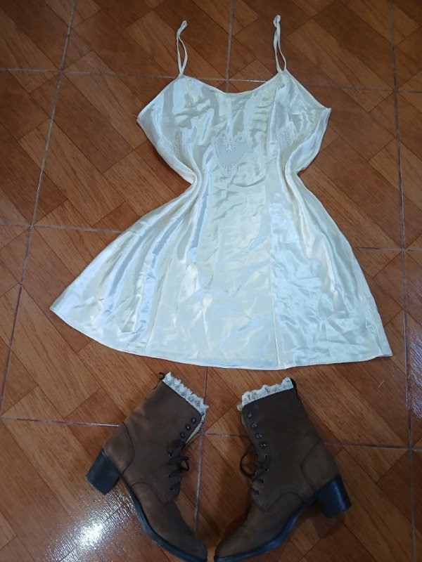 Producto - Vestido satinado crema