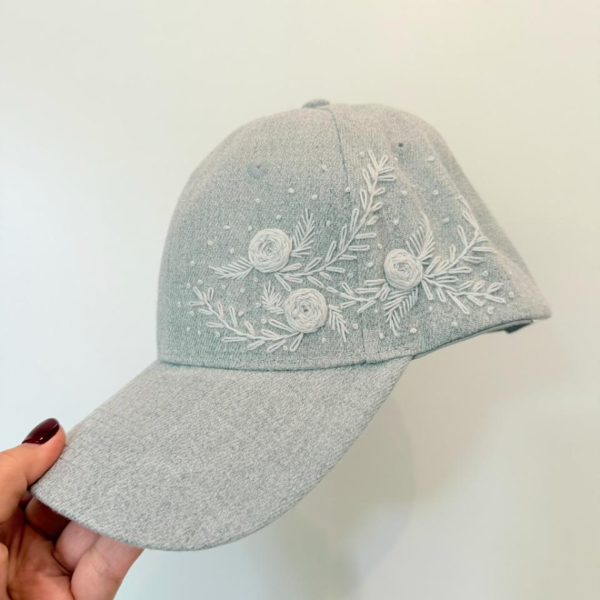 Producto - Gorra bordada a mano gris.