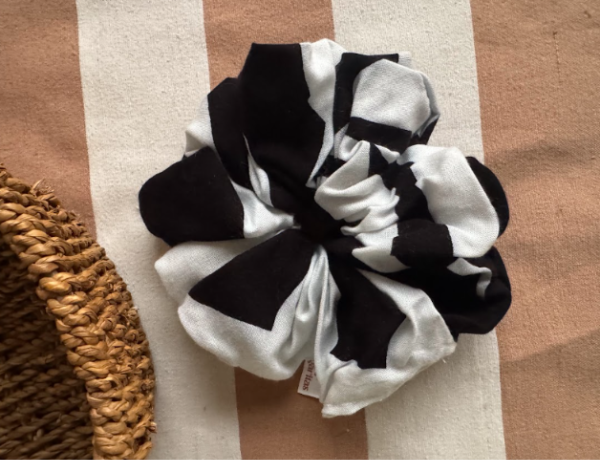 Producto - Scrunchie estampada negra y blanca