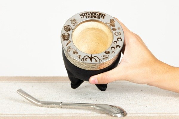 Producto - MATE IMPERIAL NEGRO DE CALABAZA CON GRABADO STRANGER THINGS + BOMBILLA DE REGALO