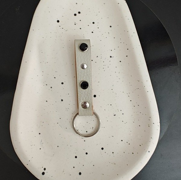 Producto - Llavero cuero gris tachas
