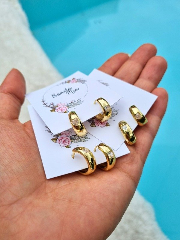 Producto - ARGOLLITA ANCHA CON CORAZON INCRUSTADO STRASS