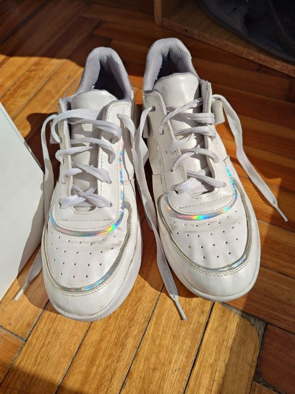 Producto - Zapatillas Blancas Efecto Tornasolado - 2