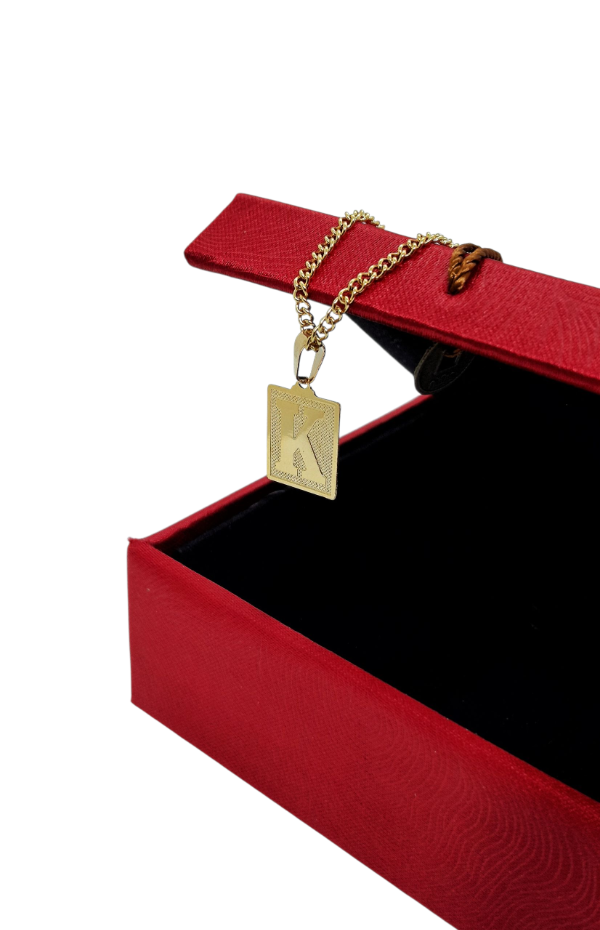 Producto - Inicial dorada k, cuadrada con relieve