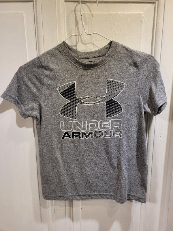 Producto - Remera UNDER ARMOUR gris Talle 8 años - PRECIO: 12X