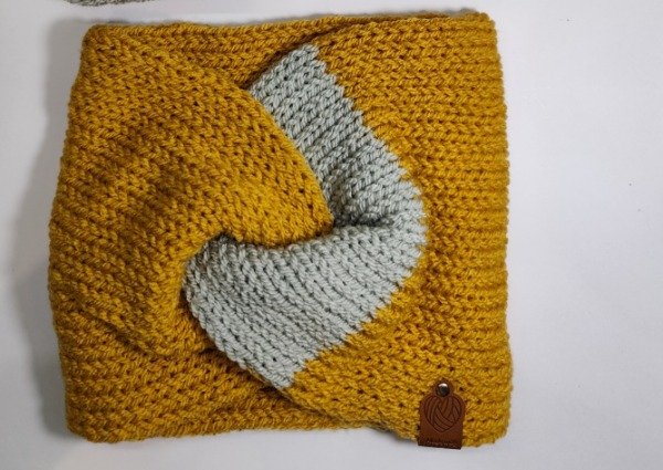 Producto - Cuello cruzado tejido en los tonos amarillo y gris