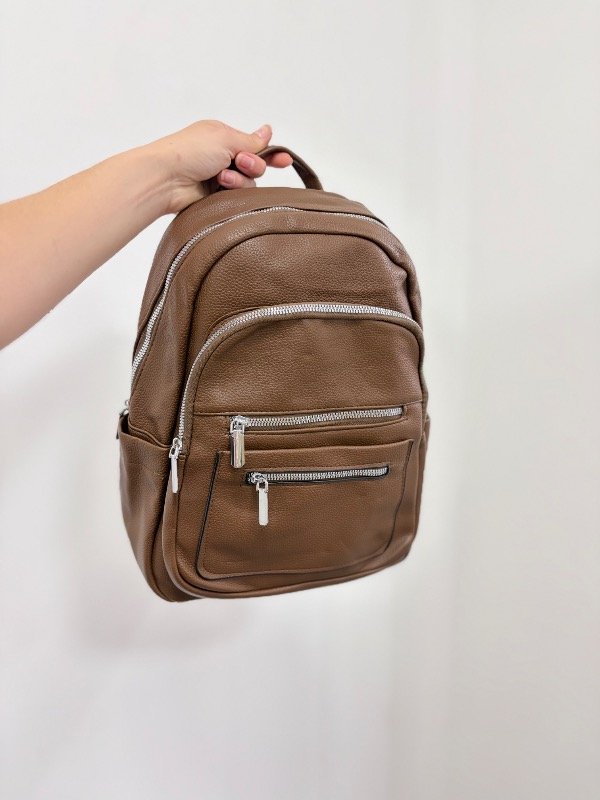 Producto - Mochila cuerina lisa mediana marrón oscuro - 0