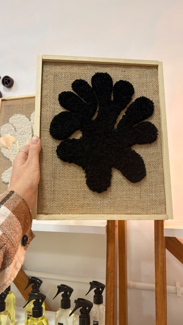 Producto - Cuadro tejido artesanal 31cm x 26cm - bordado negro - 2