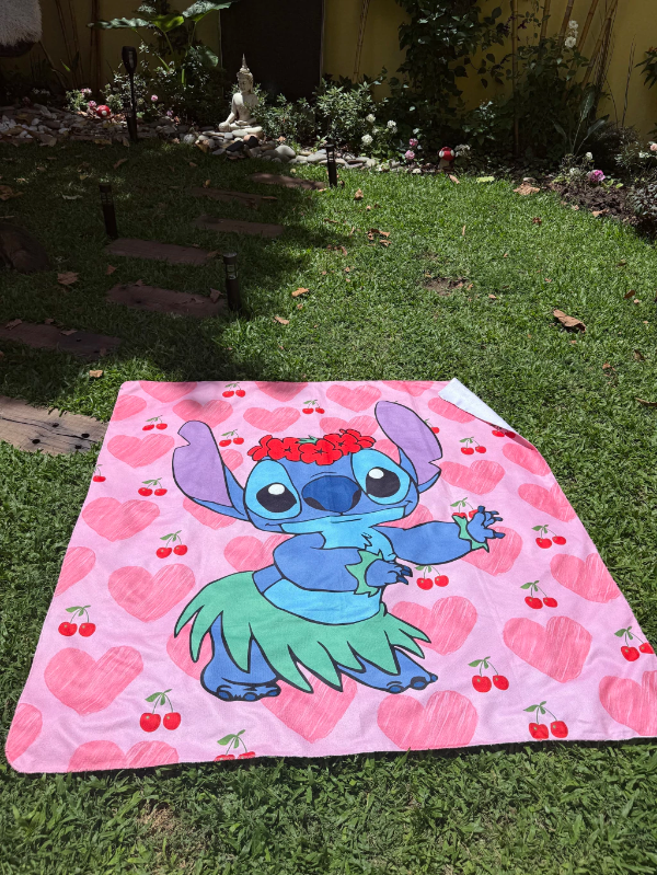 Producto - Mega toalla stitch cereza