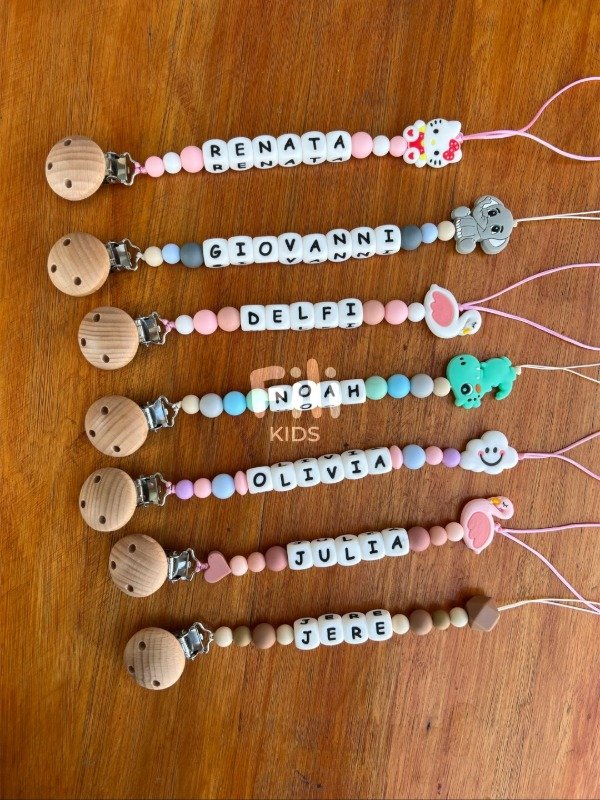 Producto - Porta chupete personalizado: dije + broche de madera