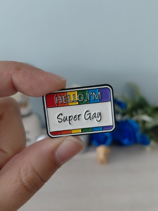 Producto - Pin metalizado - Hello, I'm super gay #0686