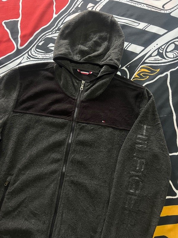 Producto - Campera Polar Tommy Hilfiger Spell out. Talle XL