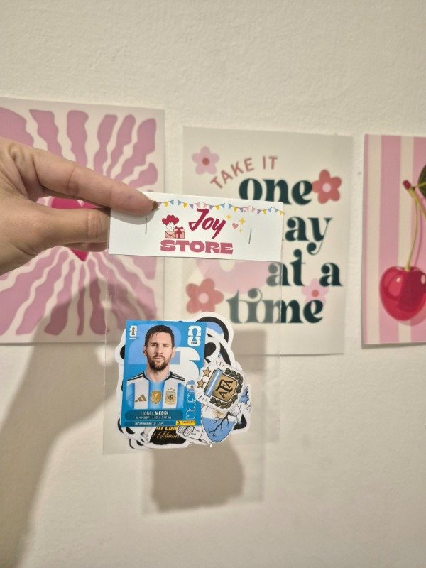 Producto - Kit Messi Completo - Muñeco mediano, Taza, Llavero y Stickers - 2