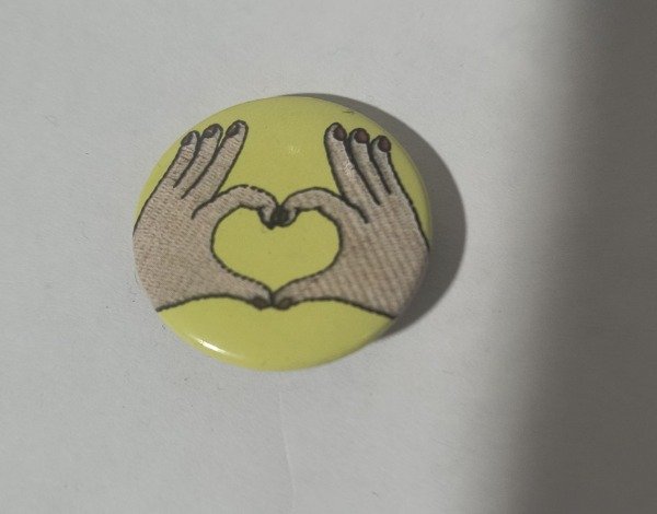 Producto - Pin para ropa mano corazón