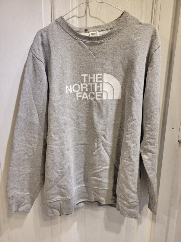 Producto - Buzo THE NORTH FACE gris logo blanco Talle M - PRECIO: 76X