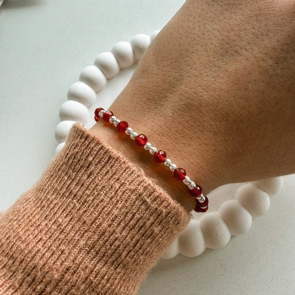 Producto - Pulsera de canutillos con pelotitas roja