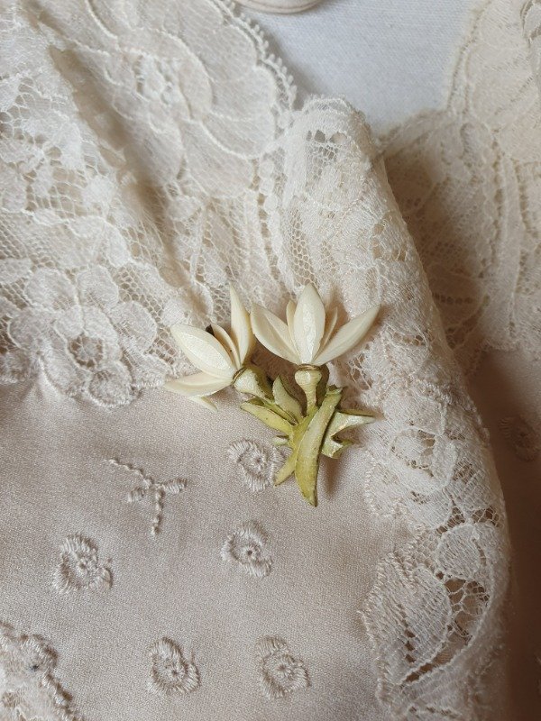 Producto - Brochecito Celuloide 30s Magnolias Enamoradas