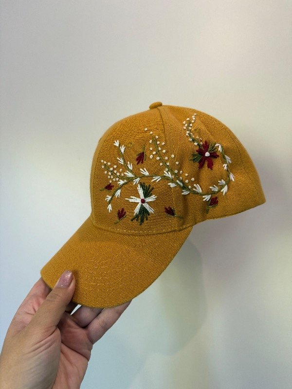 Producto - Gorra mostaza bordada a mano