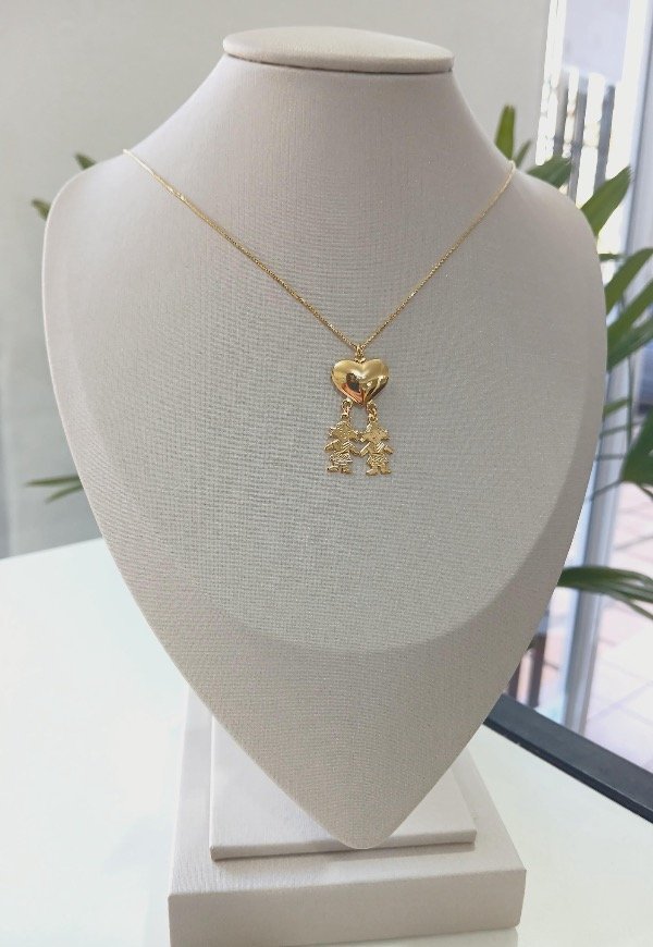 Producto - Conjunto corazón chapón con dos niñas laminado en oro 18k
