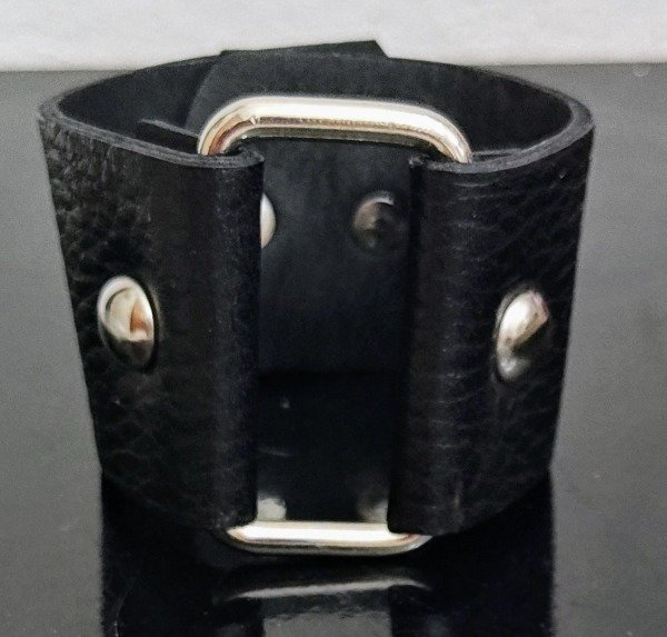 Producto - Pulsera Cuero Negro con detalle rectángulo metal y tachas Plateadas