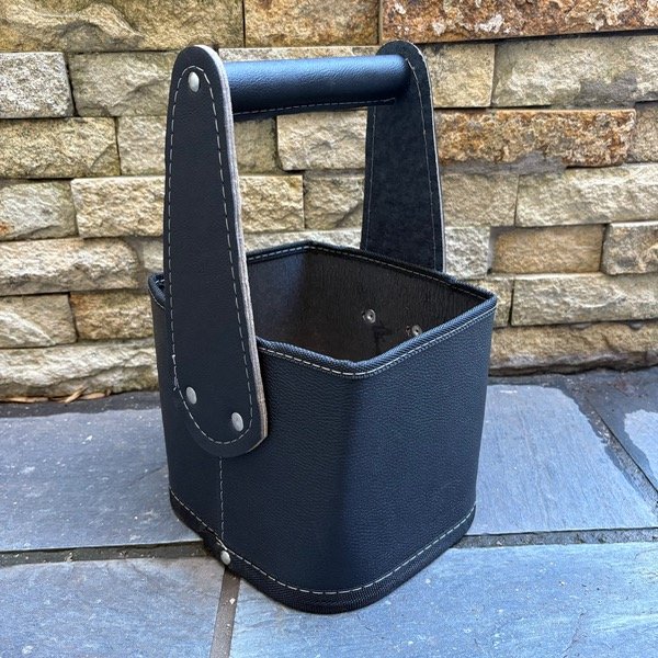 Producto - CANASTO NEGRO CUERINA CON MANIJA RÍGIDA