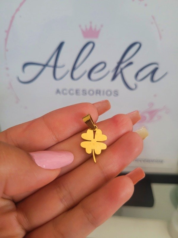 Producto - Dije trébol de acero dorado