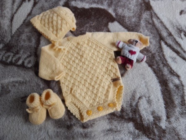 Producto - BODY, GORRITA Y ESCARPINES para bebés de (1a3 meses) color amarillo maiz