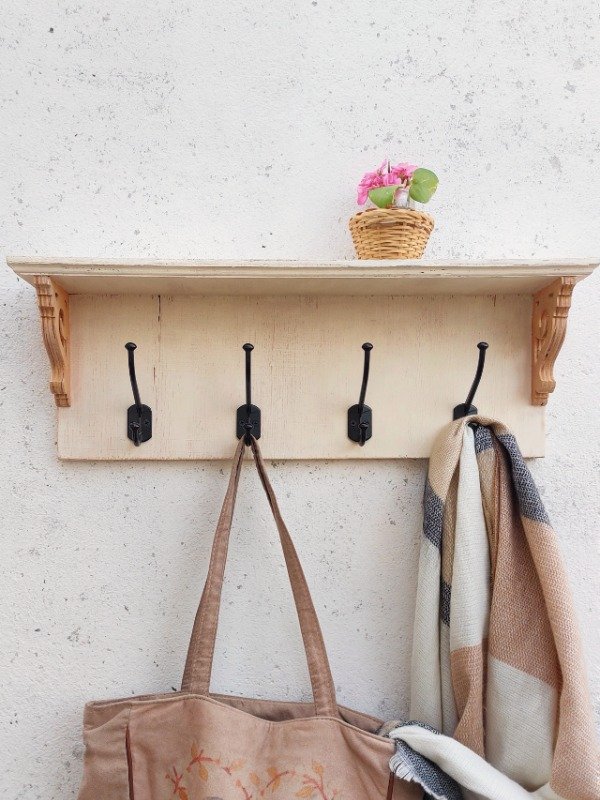 Producto - Perchero Colonial color manteca - con estante y ganchos dobles metálicos