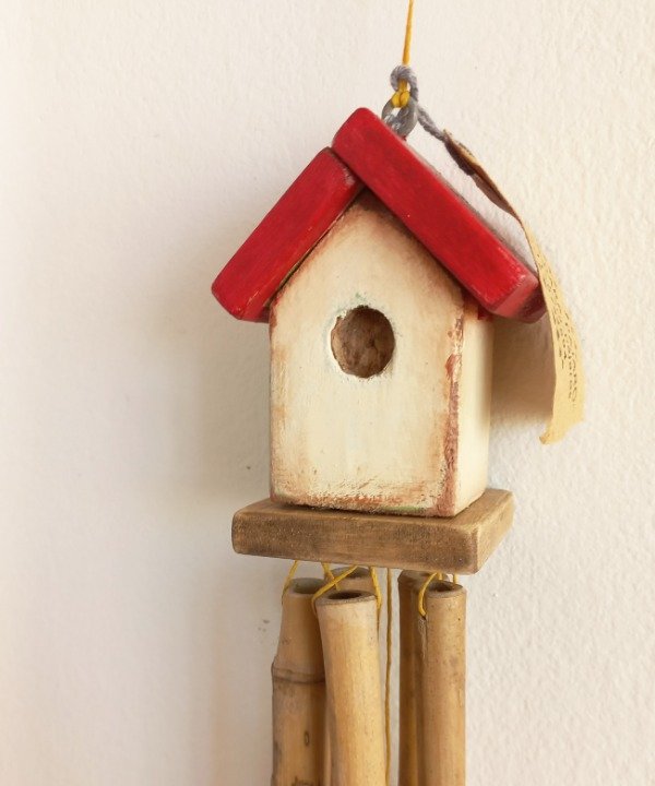 Producto - Casita llamador de viento "techo colorado"