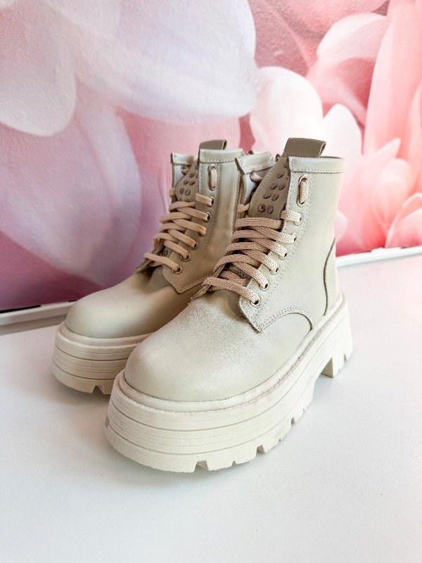 Producto - Borcegos natural tachas