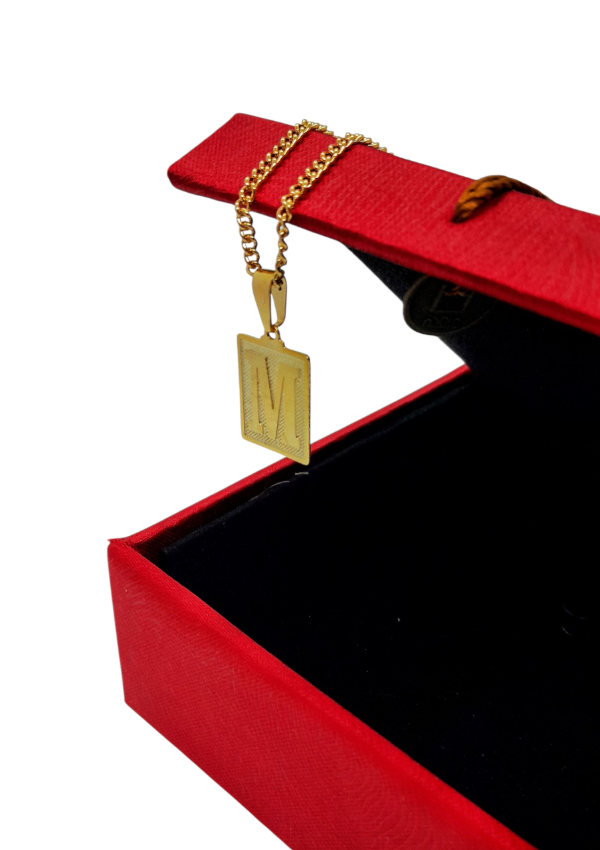 Producto - Inicial dorada M, cuadrada con relieve