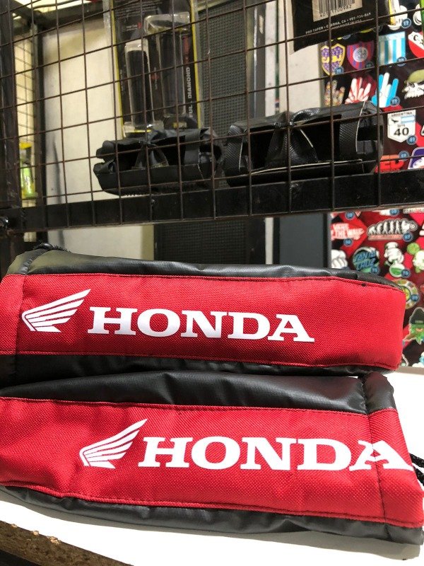 Producto - Cubre Mangas con Corderito Logo Honda Rojo