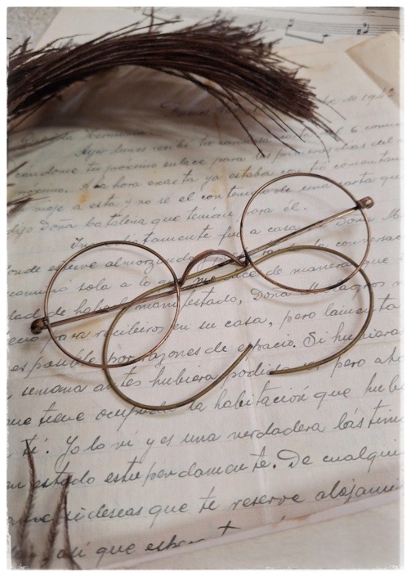 Producto - Anteojos antiguos cola de ratón sin vidrio