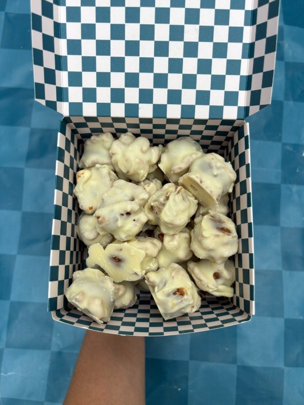 Producto - nueces rellenas de dulce de leche bañadas en chocolate blanco