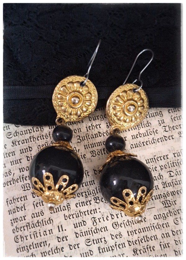 Producto - Aros Colgante dorado y perlas negra