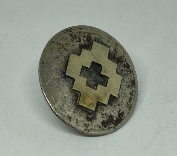 Producto - pasapañuelos con calados a mano sobre monedas antiguas